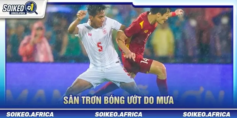 Thời tiết ảnh hưởng trận đấu khi mặt sân trơn do mưa